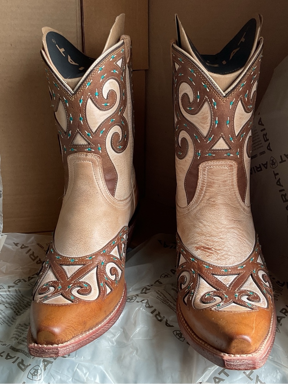 NWT in Original box Ariat RIO 2 Tone Tan Brown Layer Turquoise Western Embroidry - Picture 3 of 14